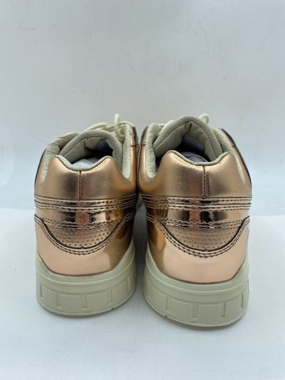 null SAUCONY, Paire de sneakers modèle "GRID SD" couleur "rose gold" (or rosé), taille...