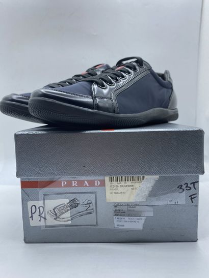 null PRADA, Paire de sneakers modèle "Nylon + Spazzola" noir et bleu foncé, taille...