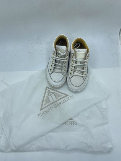 null MASON GARMENTS, Paire de sneakers modèle "Tia Mid" blanc, taille 28

Modèle...