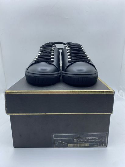 null LOUIS LEEMAN, Paire de sneakers modèle "Low Top Sneaker" noir, taille 38

Neuves...