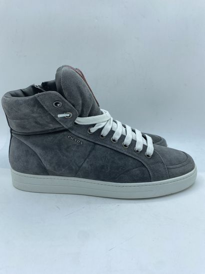 null PRADA, Paire de sneakers modèle "Scamosciato" gris, taille 9 (taille UK soit...