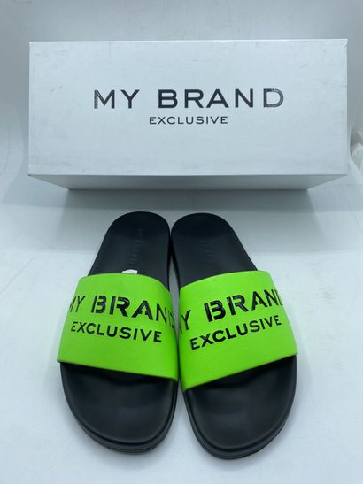 null Lot de 8 paires de sandales MY BRAND EXCLUSIVE modèles "Logo Print Slipper 'MMB-SL002-S001'"...