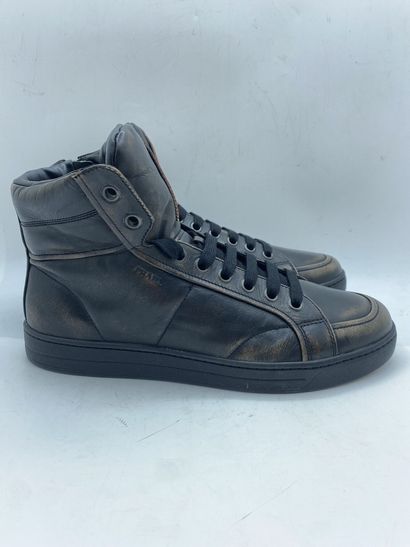 null PRADA, Paire de sneakers modèle "Vitello Vintag" noir, taille 8.5 (taille UK...