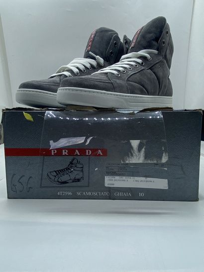 null PRADA, Pair of sneakers model "Scamosciato" grey, size 10 (UK size is 44 1/3)

Fitting...