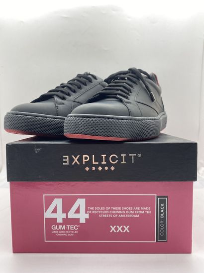 null EXPLICIT, Pair of black and red sneakers, size 44

New in their box in the state,...