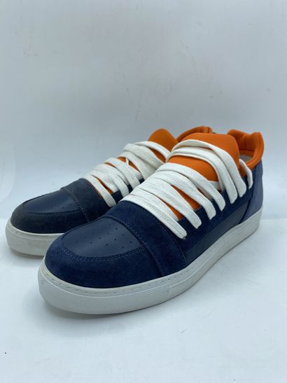 null KRISVANASSCHE, Paire de sneakers modèle "Low Multilace Sneakers" bleu foncé...