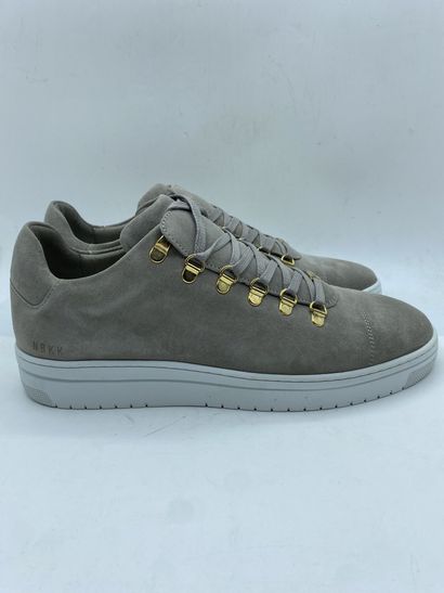 null NUBIKK, Paire de sneakers modèle "Yeye Suede (M)" gris, taille 43

Modèle d'essayage...