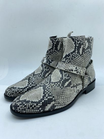 null JUST CAVALLI, Pair of boots model "S12WU0028" white python effect, size 40

Fitting...