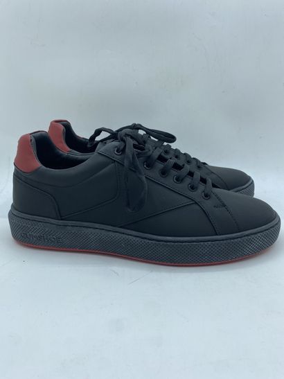 null EXPLICIT, Pair of black and red sneakers, size 43

Fitting model in its box...