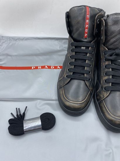 null PRADA, Paire de sneakers modèle "Vitello Vintag" noir, taille 9 (taille UK soit...