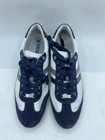 null RICHMOND, Pair of white and navy blue sneakers, size 44

Fitting model (wear,...