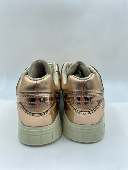 null SAUCONY, Paire de sneakers modèle "GRID SD" couleur "rose gold" (or rosé), taille...