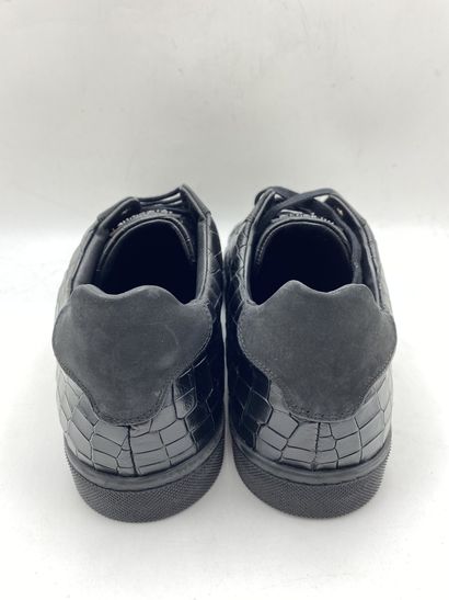 null MY BRAND EXCLUSIVE, Paire de sneakers modèle "Sahara Low Top" noir, taille 44

Modèle...