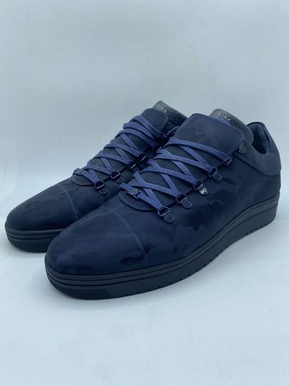 null NUBIKK, Paire de sneakers modèle "Yeye Camo" bleu foncé, taille 46

Modèle d'essayage...