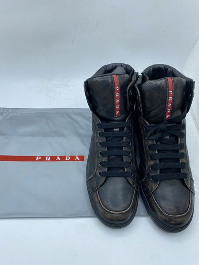 null PRADA, Paire de sneakers modèle "Vitello Vintag" noir, taille 9 (taille UK soit...