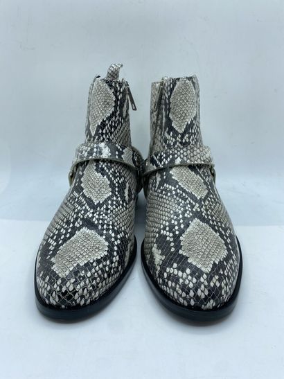 null JUST CAVALLI, Paire de bottines modèle "S12WU0028" blanc effet python, taille...