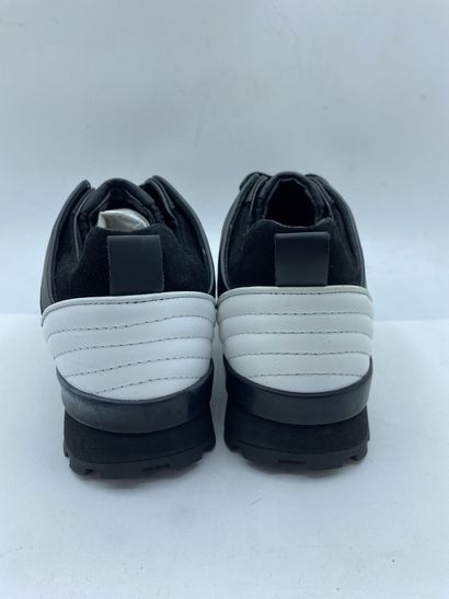 null Lot of pairs of sneakers size 39 including : 

- LOUIS LEEMAN, Pair of black...