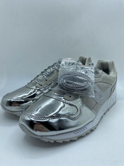 null SAUCONY, Paire de sneakers modèle "SHADOW 5000" blanc cassé et argent, taille...