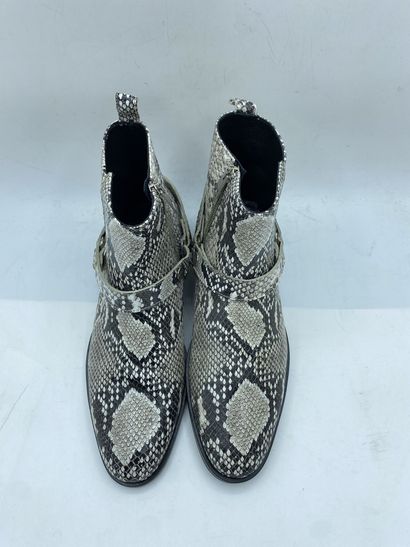 null JUST CAVALLI, Paire de bottines modèle "S12WU0028" blanc effet python, taille...