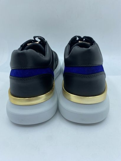 null MERCER, Paire de sneakers modèle "Blackspin" noir, bleu et or taille 45

Modèle...