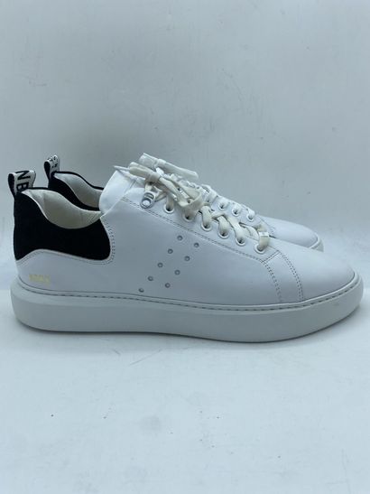null NUBIKK, Paire de sneakers modèle "Scott Calf" blanc, taille 45

Modèle d'essayage...