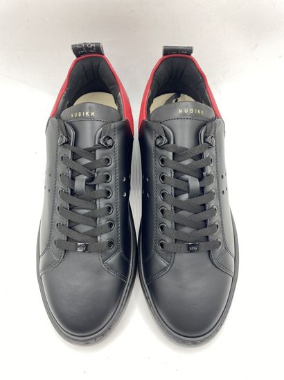 null NUBIKK, Paire de sneakers modèle "Scott Phantom" noir et rouge, taille 44

Neuves...