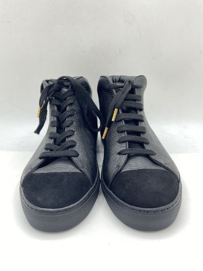 null LOUIS LEEMAN, Paire de sneakers modèle "High Top Sneaker" noir, taille 38

Modèle...