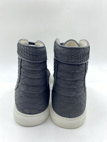 null Lot of pairs of sneakers size 41 including :

- LOUIS LEEMAN, Pair of black...