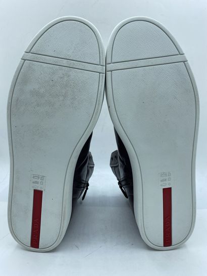 null PRADA, Paire de sneakers modèle "Vitello Vintag" couleur bordeaux, taille 10...