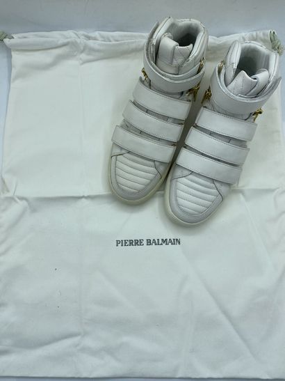 null PIERRE BALMAIN, Pair of sneakers model "HS405S13003" white, size 39

Fitting...