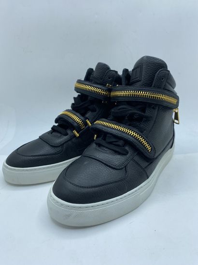 null LOUIS LEEMAN, Paire de sneakers modèle "High Top Sneaker with Zip" noir et or,...