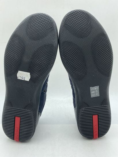 null PRADA, Paire de sneakers modèle "Nylon + Spazzola" noir et bleu foncé, taille...
