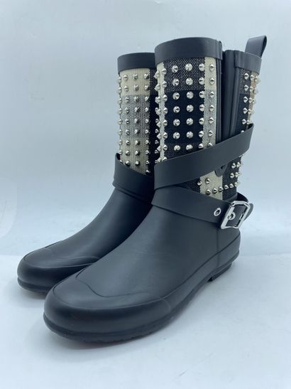 null BURBERRY, Paire de bottes modèle "Rainboot Holloway Mid Buckle with Studs" noir...