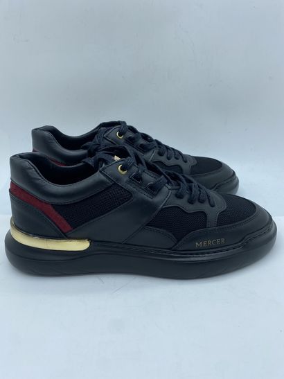 null MERCER, Paire de sneakers modèle "Blackspin" noir, rouge et or taille 44

Neuves...