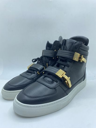 null LOUIS LEEMAN, Paire de sneakers modèle "High Top Sneaker with Metal Accesso"...