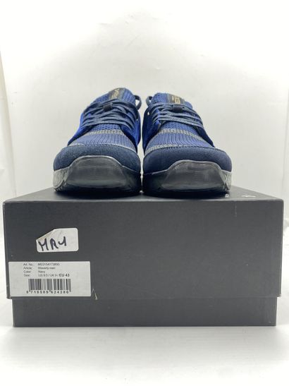 null MERCER, Paire de sneakers modèle "Waverly Men" bleu, taille 43

Modèle d'essayage...