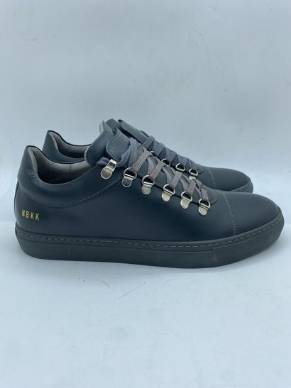null NUBIKK, Paire de sneakers modèle "Jhay Low Gomma All" gris, taille 42

Modèle...