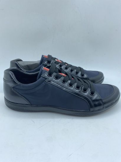 null PRADA, Paire de sneakers modèle "Nylon + Spazzola" noir et bleu foncé, taille...