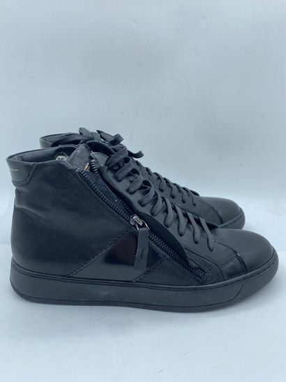 null ALEXANDER MCQUEEN, Paire de sneakers noires, taille 41

On y joint, une paire...