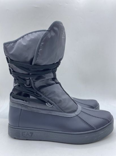 null EA7 EMPORIO ARMANI, Pair of grey après-ski, size 44

Fitting model in its box...