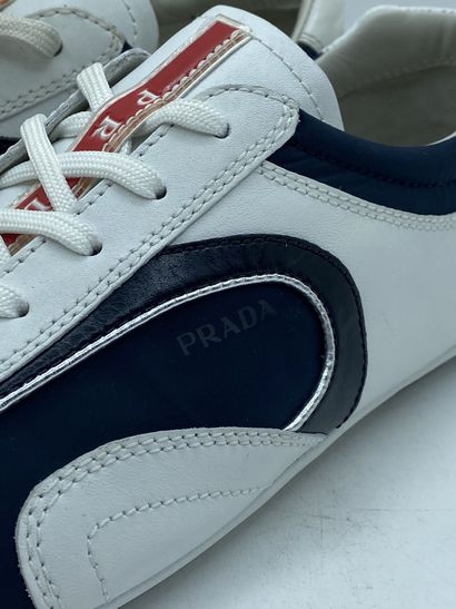null PRADA, Paire de sneakers modèle "Plume + Nylon 2" blanc et bleu foncé, taille...