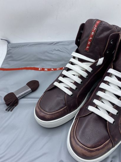 null PRADA, Paire de sneakers modèle "Vitello Vintag" couleur bordeaux, taille 10...