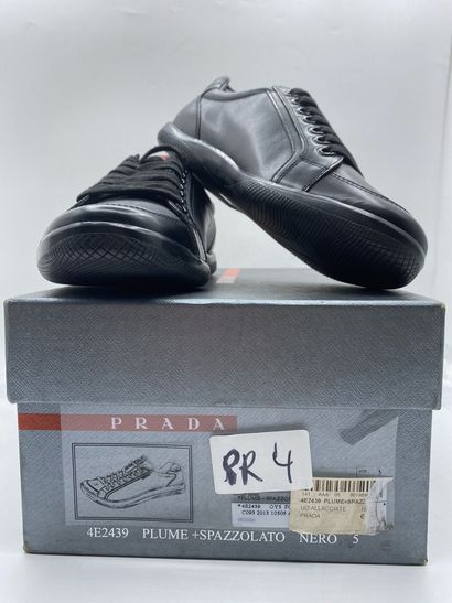 null PRADA, Paire de sneakers modèle "Plume + Spazzola" noir, taille 5 (taille UK...