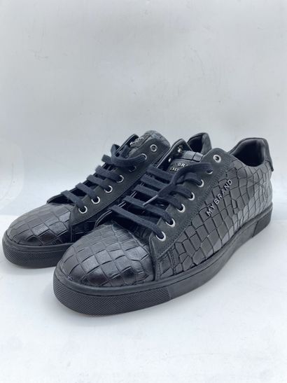 null MY BRAND EXCLUSIVE, Paire de sneakers modèle "Sahara Low Top" noir, taille 44

Modèle...