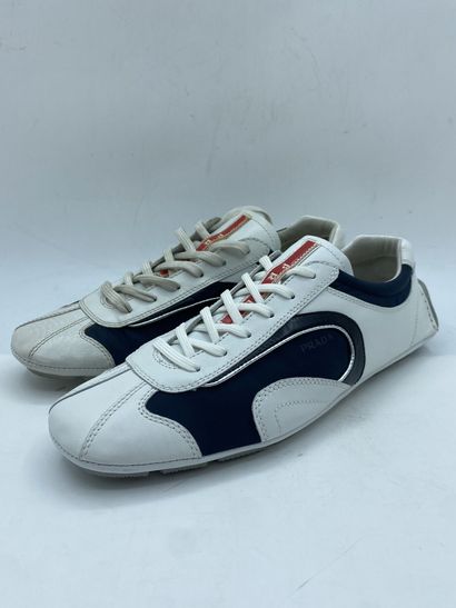 null PRADA, Paire de sneakers modèle "Plume + Nylon 2" blanc et bleu foncé, taille...