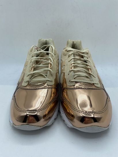 null SAUCONY, Paire de sneakers modèle "SHADOW 5000" couleur beige et "rose gold"...