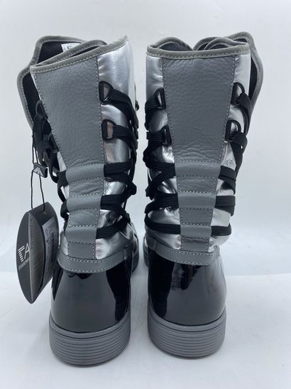 null EA7 EMPORIO ARMANI, Pair of black and silver après-ski, size 41

New in box...