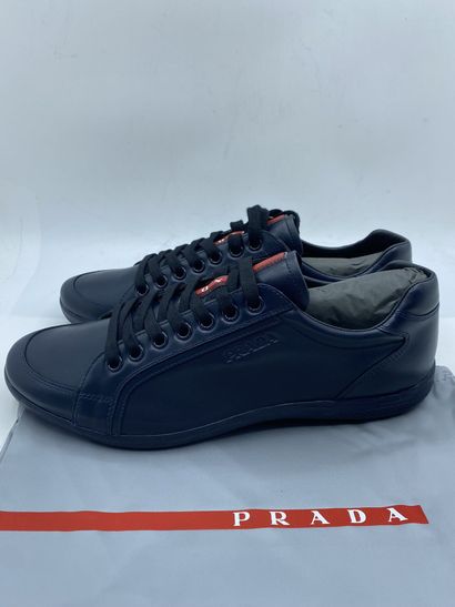 null PRADA, Paire de sneakers modèle "Plume + Spazzolatto" bleu foncé, taille 10...