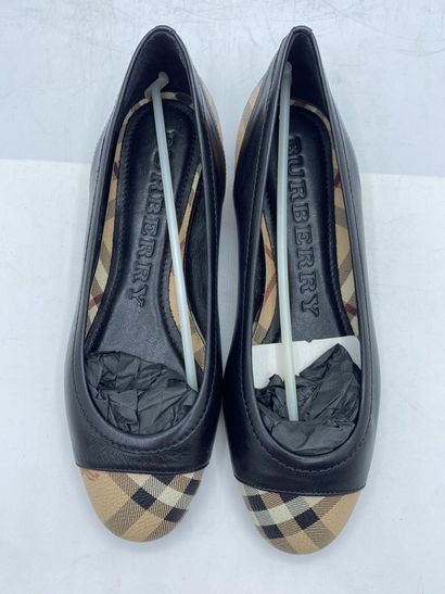 null BURBERRY, Paire de ballerines modèle "Haymarket Highsmith Ballerina" noir et...