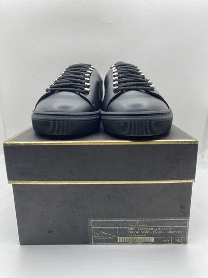 null LOUIS LEEMAN, Paire de sneakers modèle "Low Top Sneaker" noir, taille 42

Neuves...